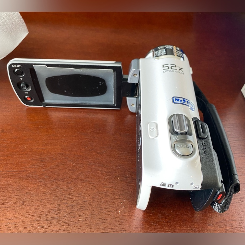 Samsung HMX-F90 HD Camcorder - Picture 10 of 16